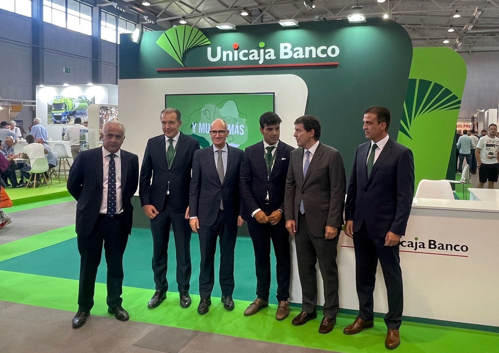 The President of Junta de Castilla y León visits Unicaja Banco’s stand at Salamaq’22   