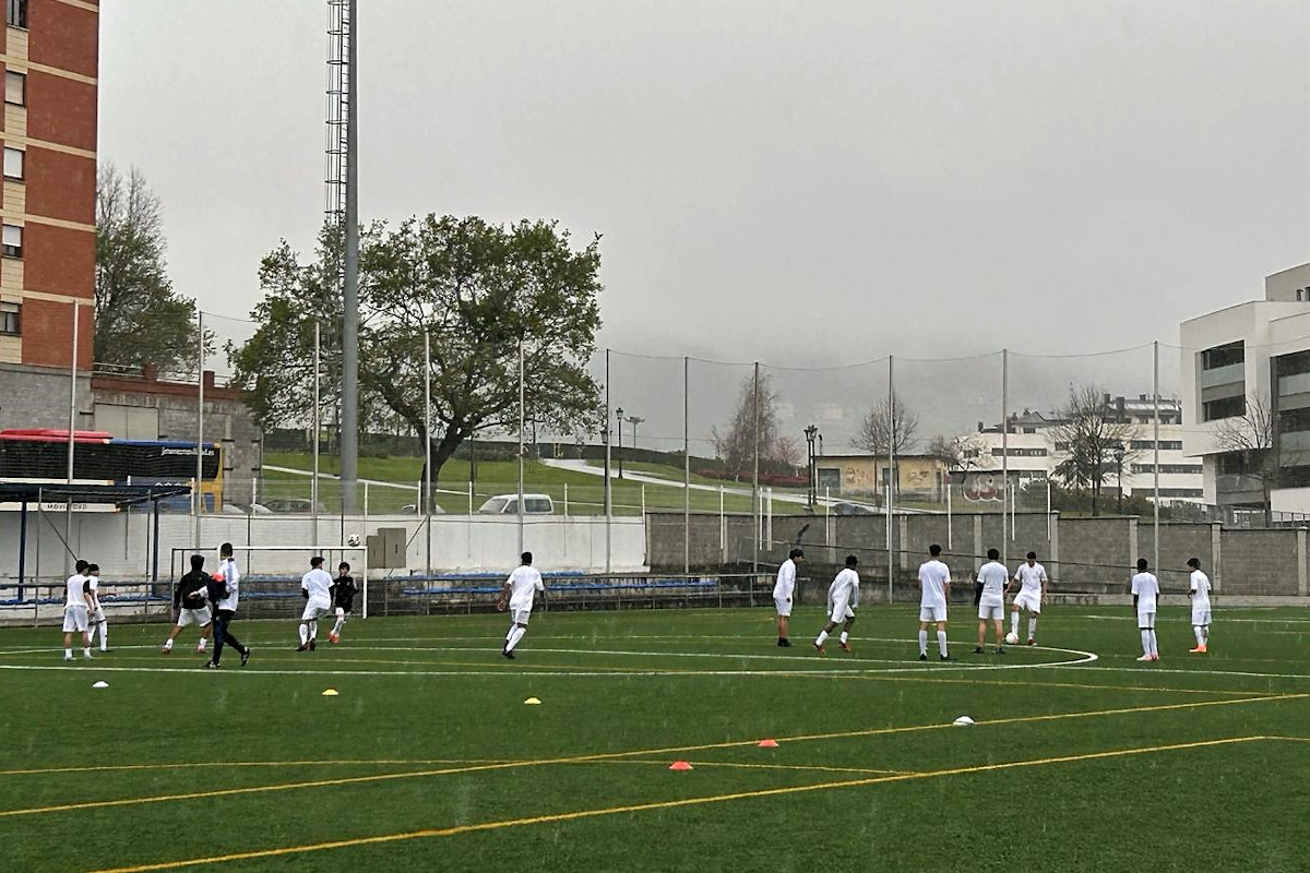 Unicaja continúa su apoyo a la escuela sociodeportiva de la Fundación Real Madrid en Oviedo con el fútbol como motor de integración