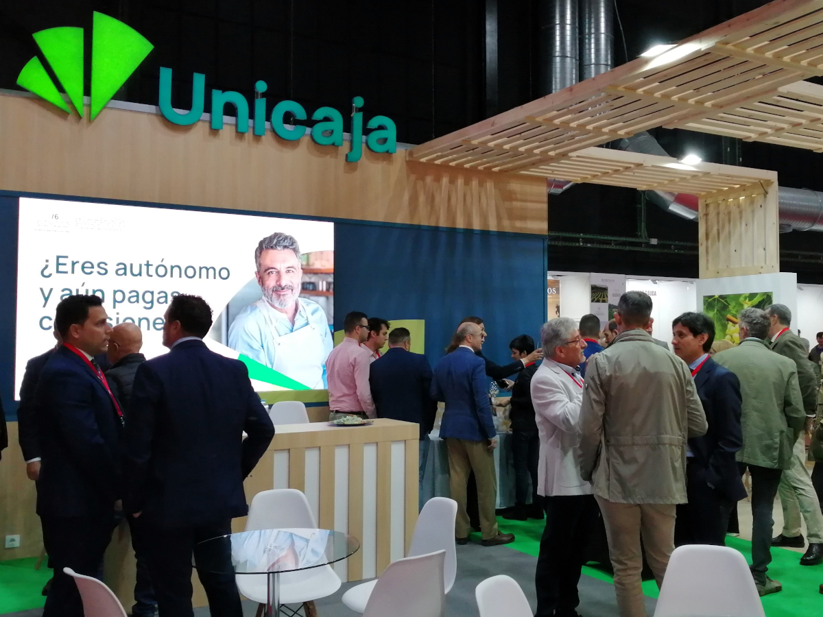 Unicaja refuerza en FENAVIN su compromiso con el sector vitivinícola y facilita la promoción de nueve bodegas castellanomanchegas