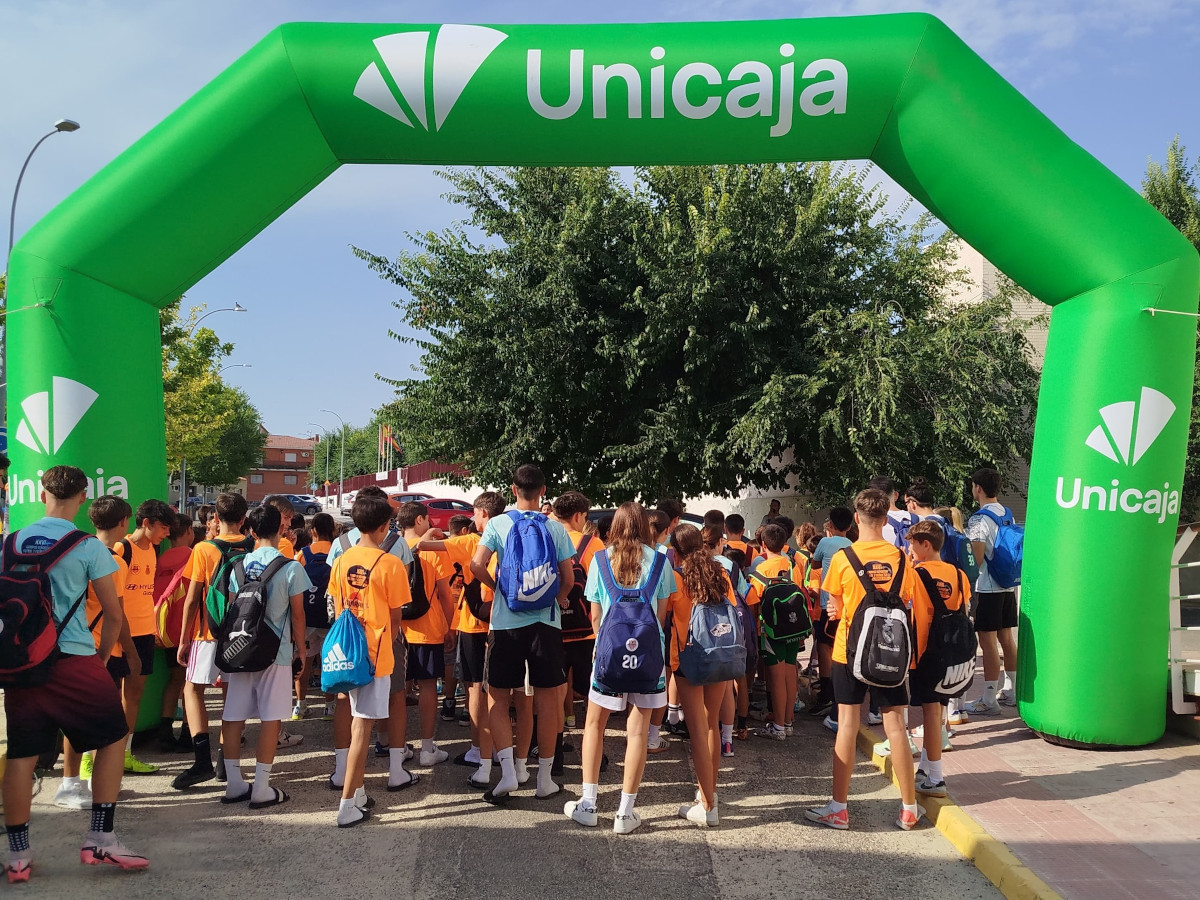 Más de cuatrocientos escolares en el Campus de Fútbol de Bargas, que cuenta con la colaboración de Unicaja