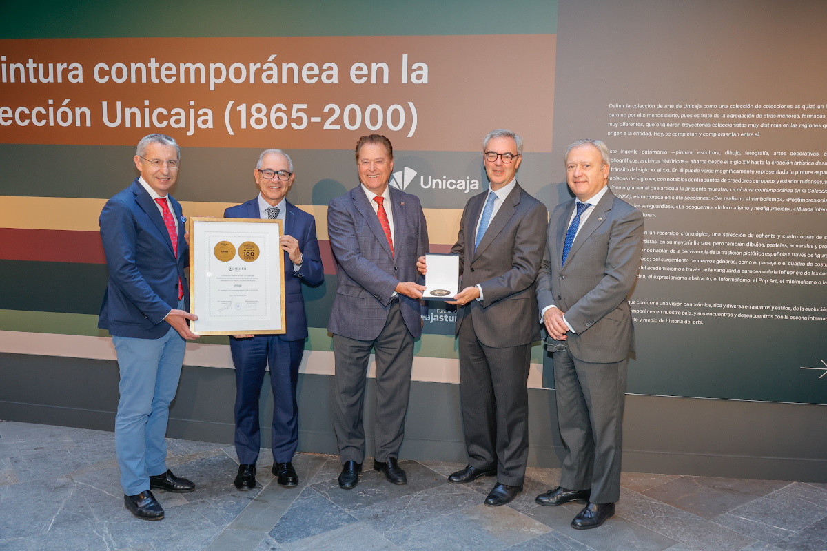 Unicaja recibe la medalla del centenario de la FIDMA por parte de la Cámara de Comercio de Gijón