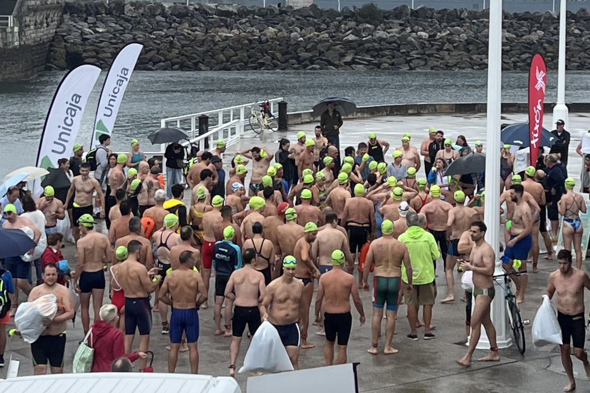 Comienza el Circuito de Travesías a Nado de Gijón con la de San Pedro