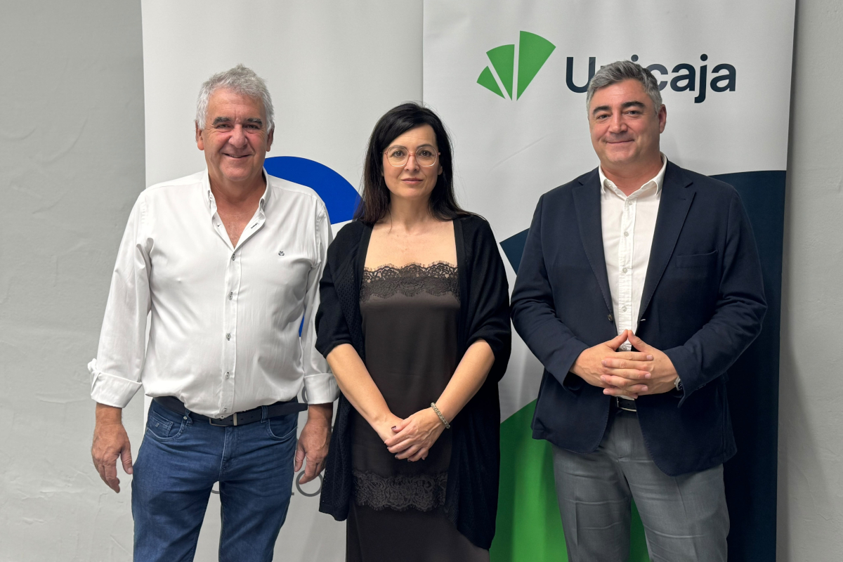 Unicaja y el Círculo Empresarial Moralo firman un convenio para impulsar la competitividad y el desarrollo empresarial de la comarca