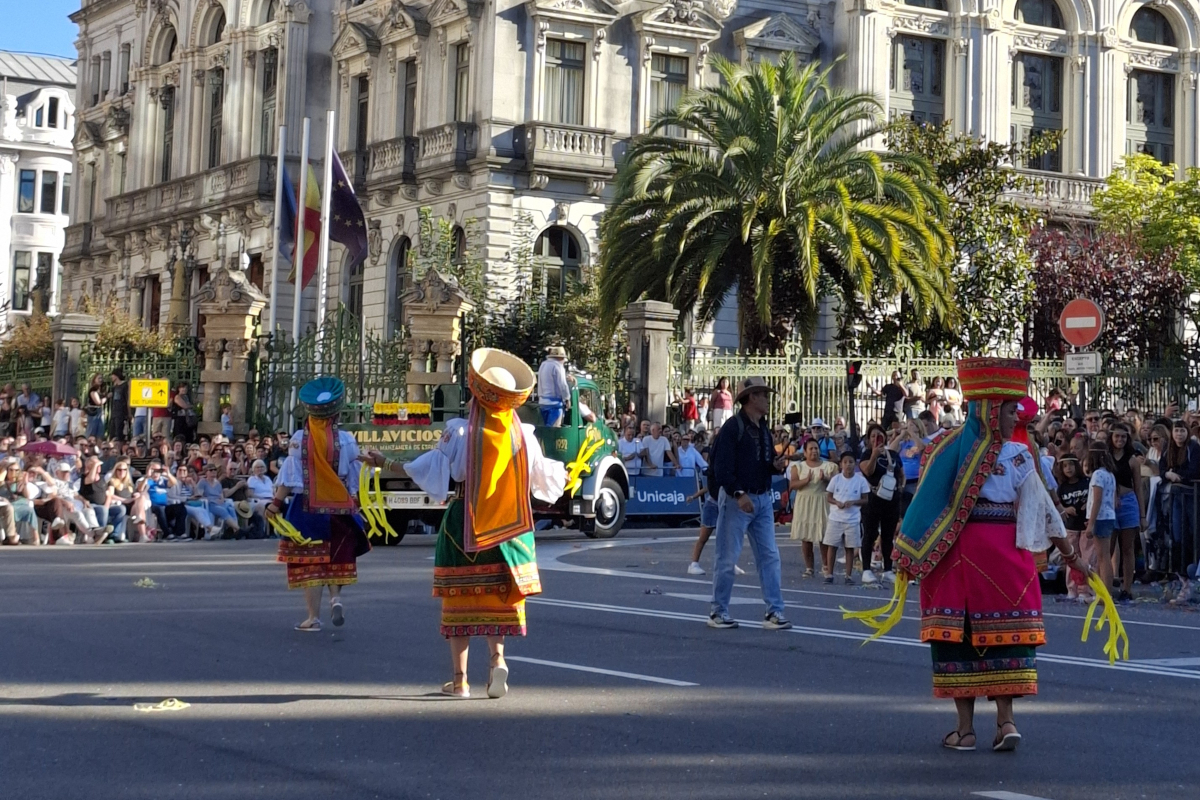 Más de 3.500 participantes en el desfile del Día de América en Asturias en Oviedo