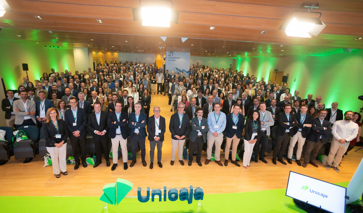 Más de 300 directivos de Unicaja se reúnen para trasladar las claves del Plan Estratégico 2025-2027