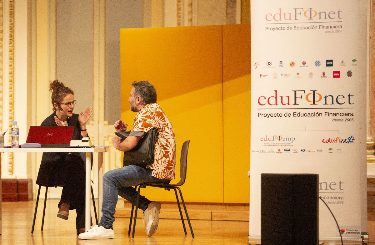 Edufinet colabora con la obra de teatro 'Las cosas fáciles', que fomenta la inclusión financiera y digital de los mayores