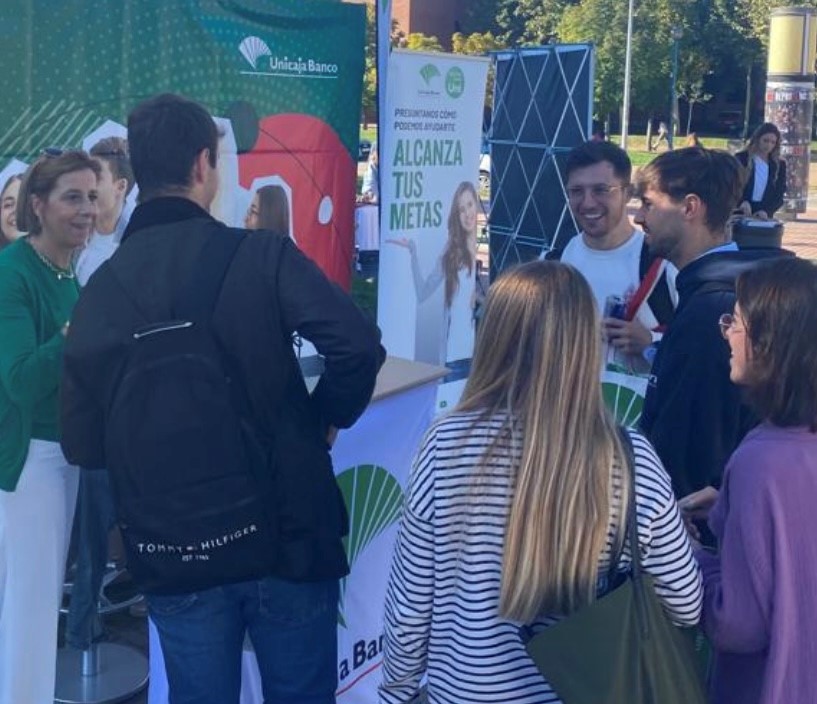 Unicaja Banco participa en la Feria de Bienvenida de la Universidad de Salamanca
