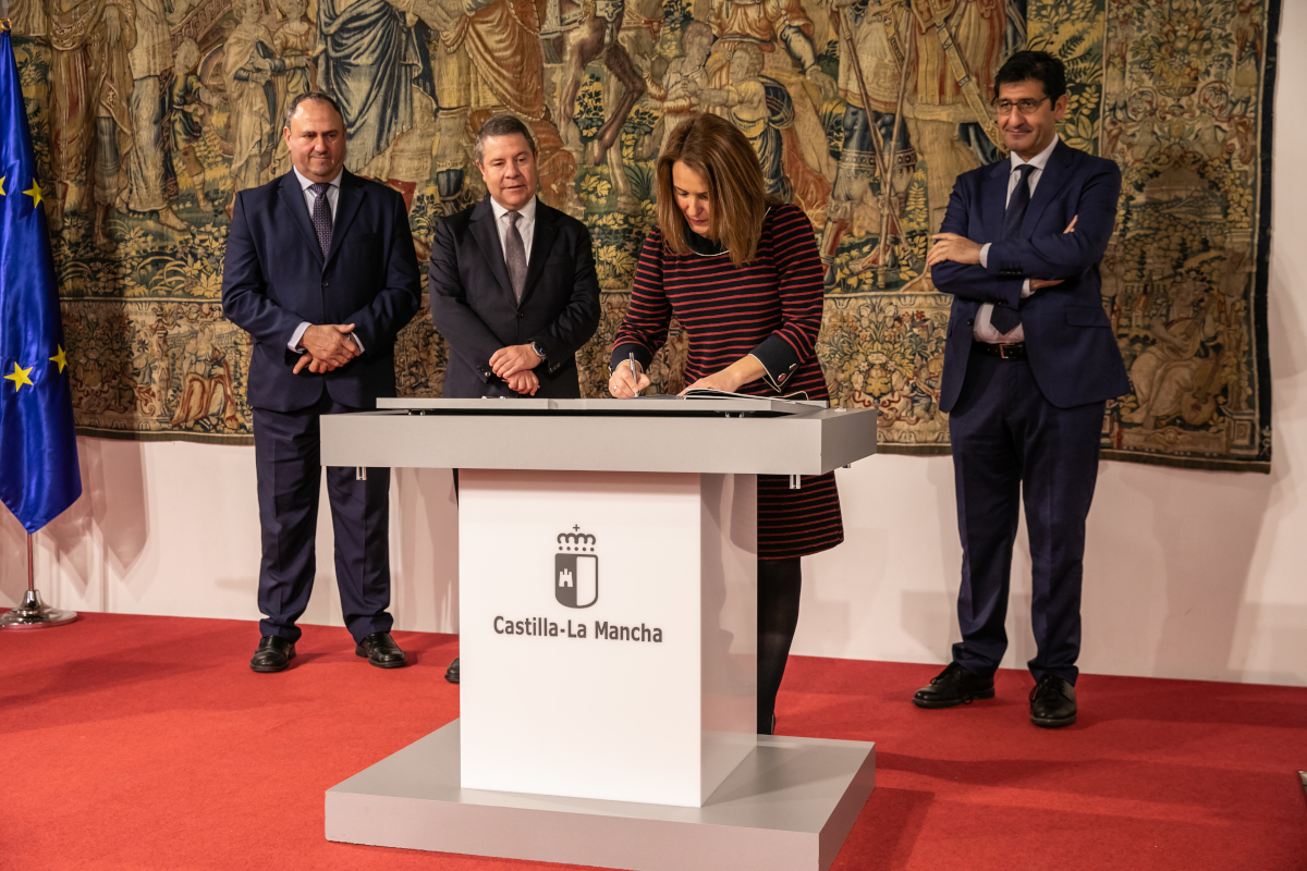 Unicaja firma un acuerdo con el Gobierno de Castilla-La Mancha para aportar financiación al sector agroganadero