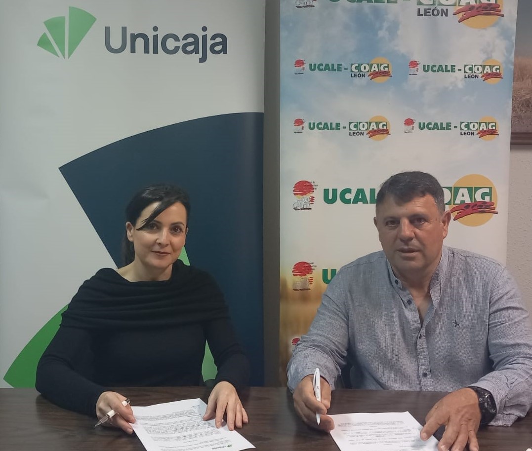 Foto firma convenio UCALE-COAG UNICAJA 2024