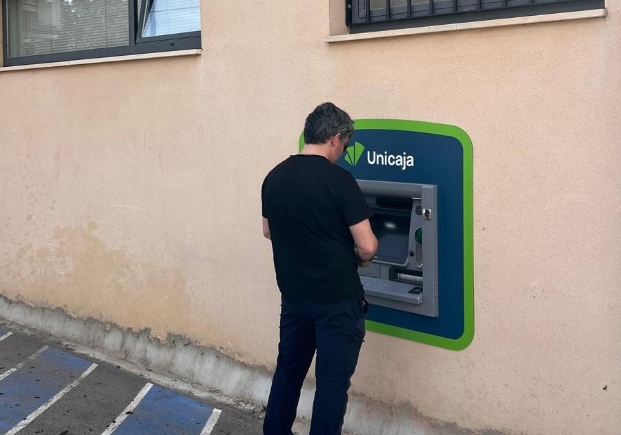 Compromiso con la inclusión financiera rural con la instalación de un nuevo cajero automático en Roales (Zamora)