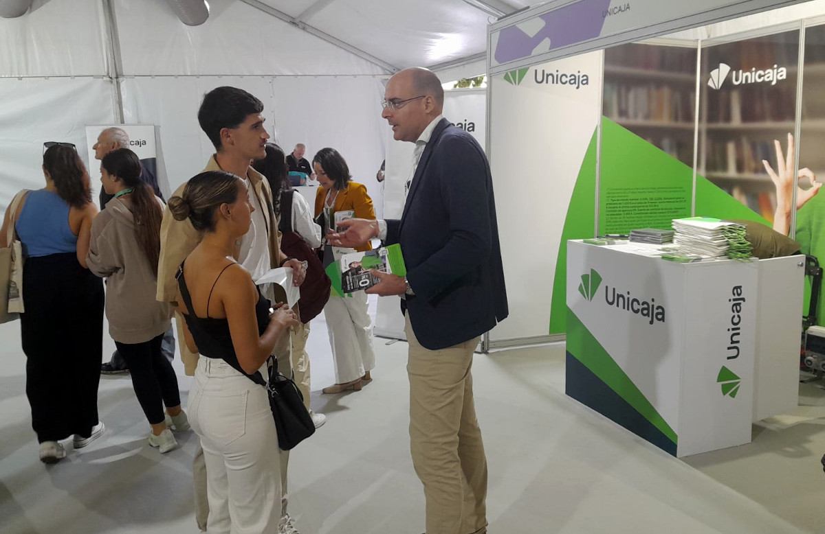 Unicaja-expositor-jornadas-recepcion-estudiantes-universidad-granada