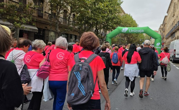 Más de 15.000 personas participan en la Marcha contra el Cáncer de Salamanca, con el apoyo de Unicaja