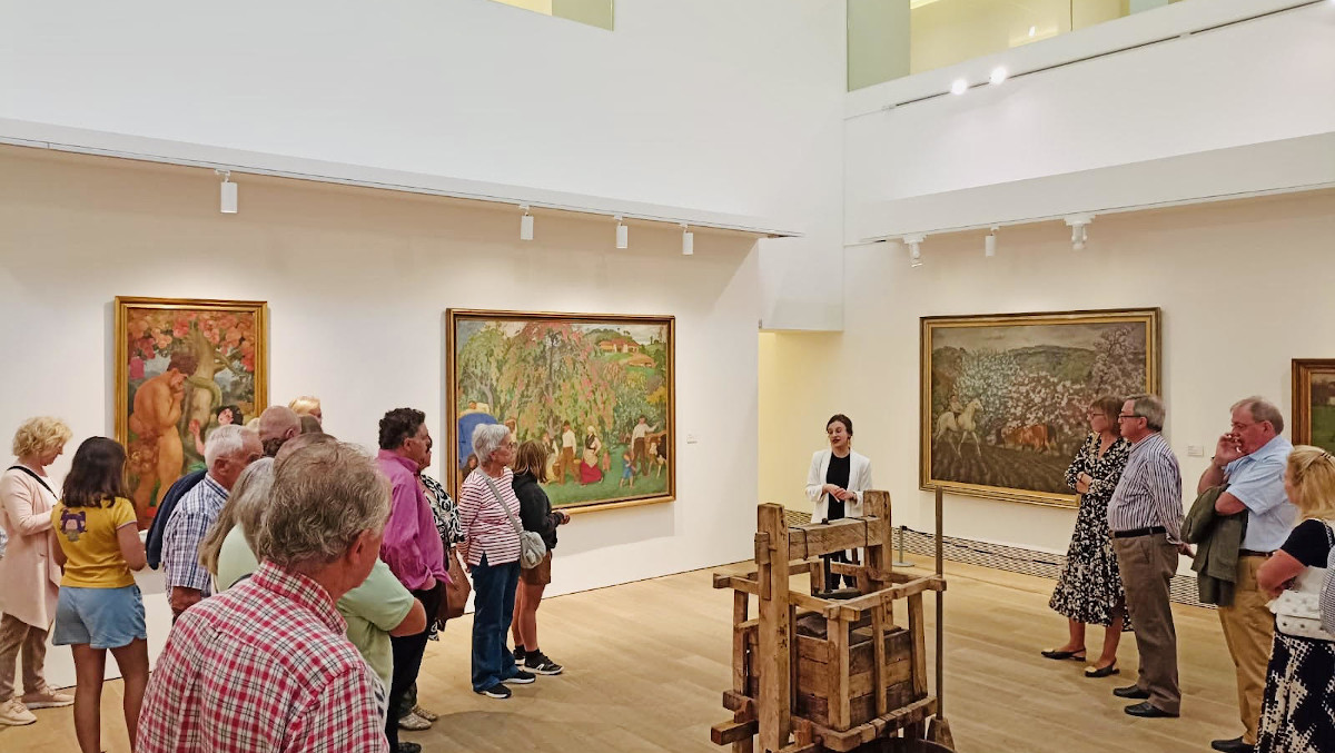 clientes-unicaja-banco-visitan-exposicion-sidra-museo-bellas-artes-asturias-oviedo