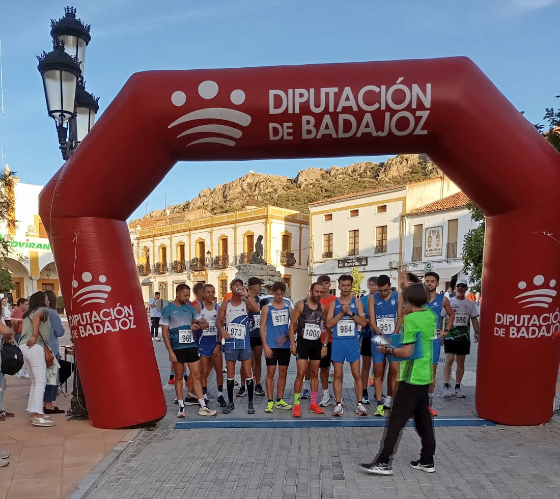 Cerca de 200 corredores compiten en el Cross del Cordero: una cita con el deporte y la tradición ganadera en Cabeza del Buey