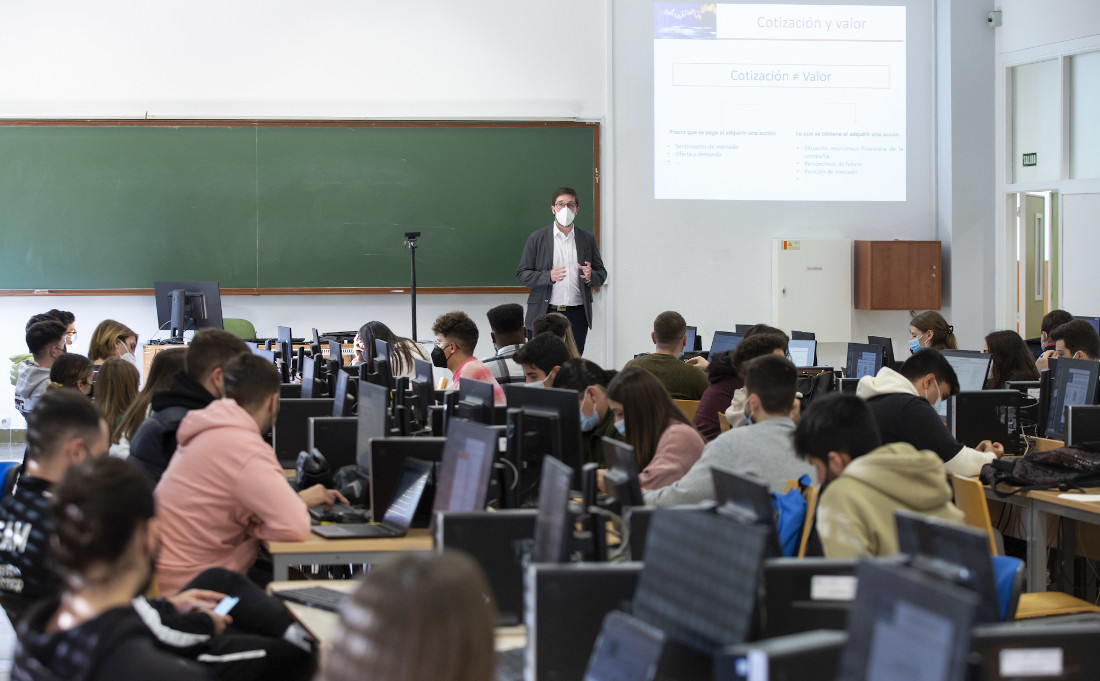 Unicaja’s Edufinet Project gives a workshop to teach students of the University of Malaga how to trade in the stock market