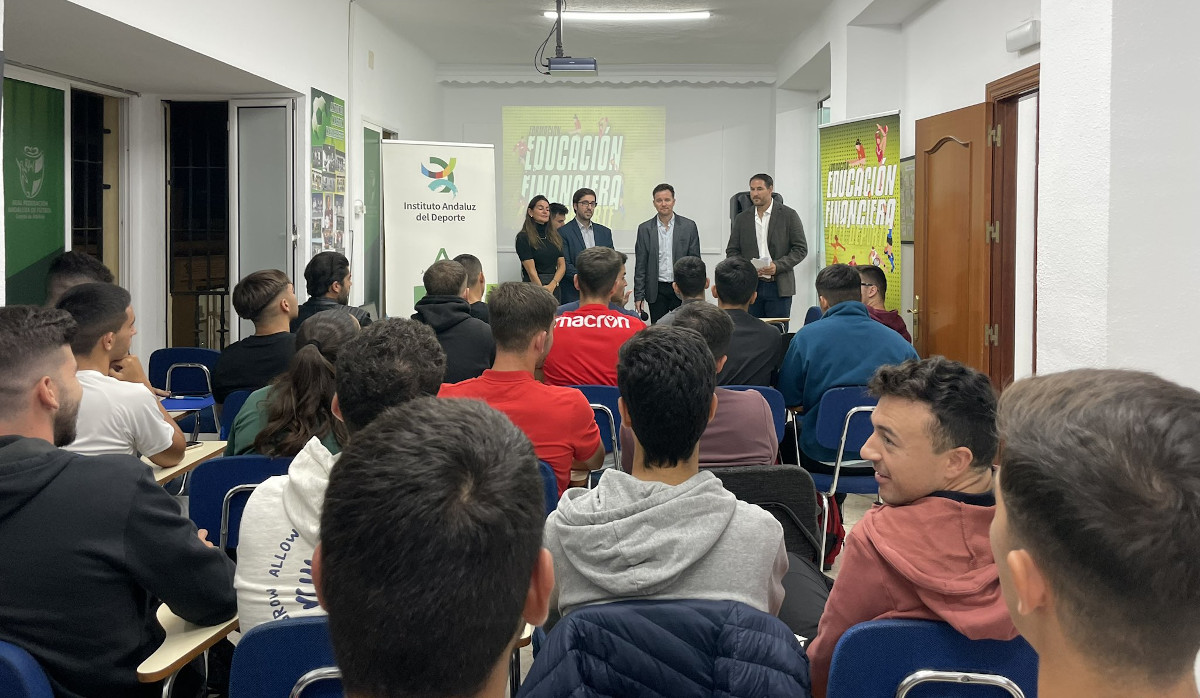 Edufinet acerca la educación financiera a más de 350 personas del mundo del deporte junto con la Asociación de Periodistas Deportivos de Málaga 