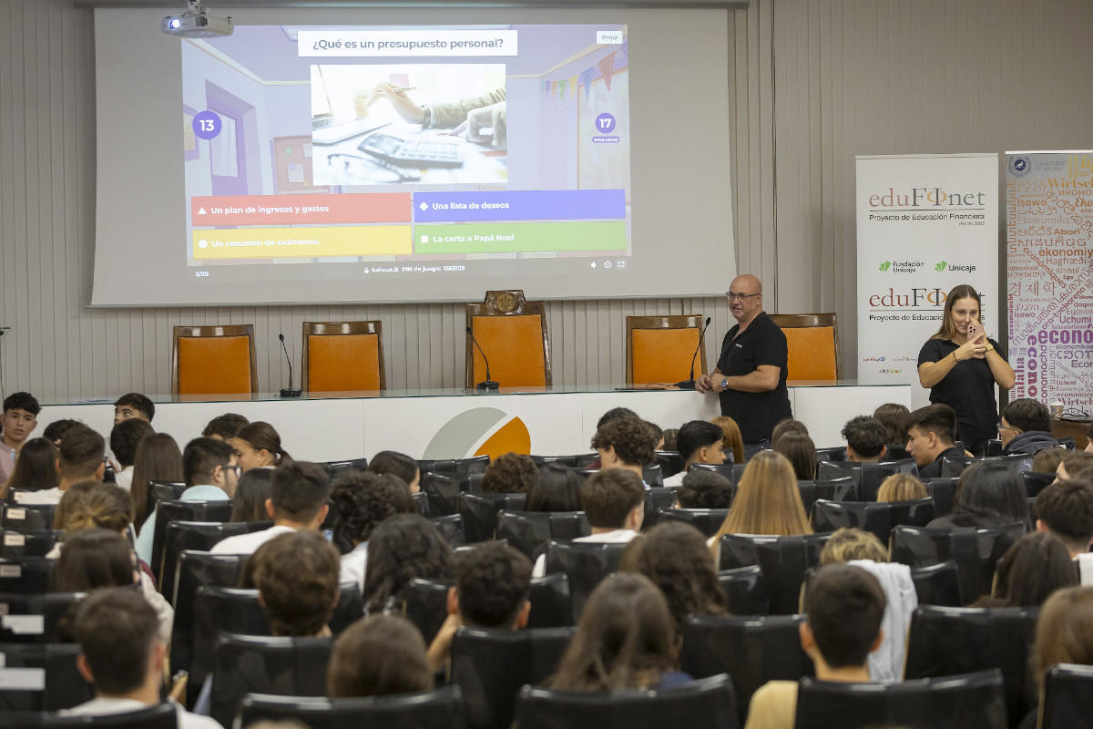 Cerca de 160 jóvenes participan en un hackathon organizado por Edufinet el Día de la Educación Financiera