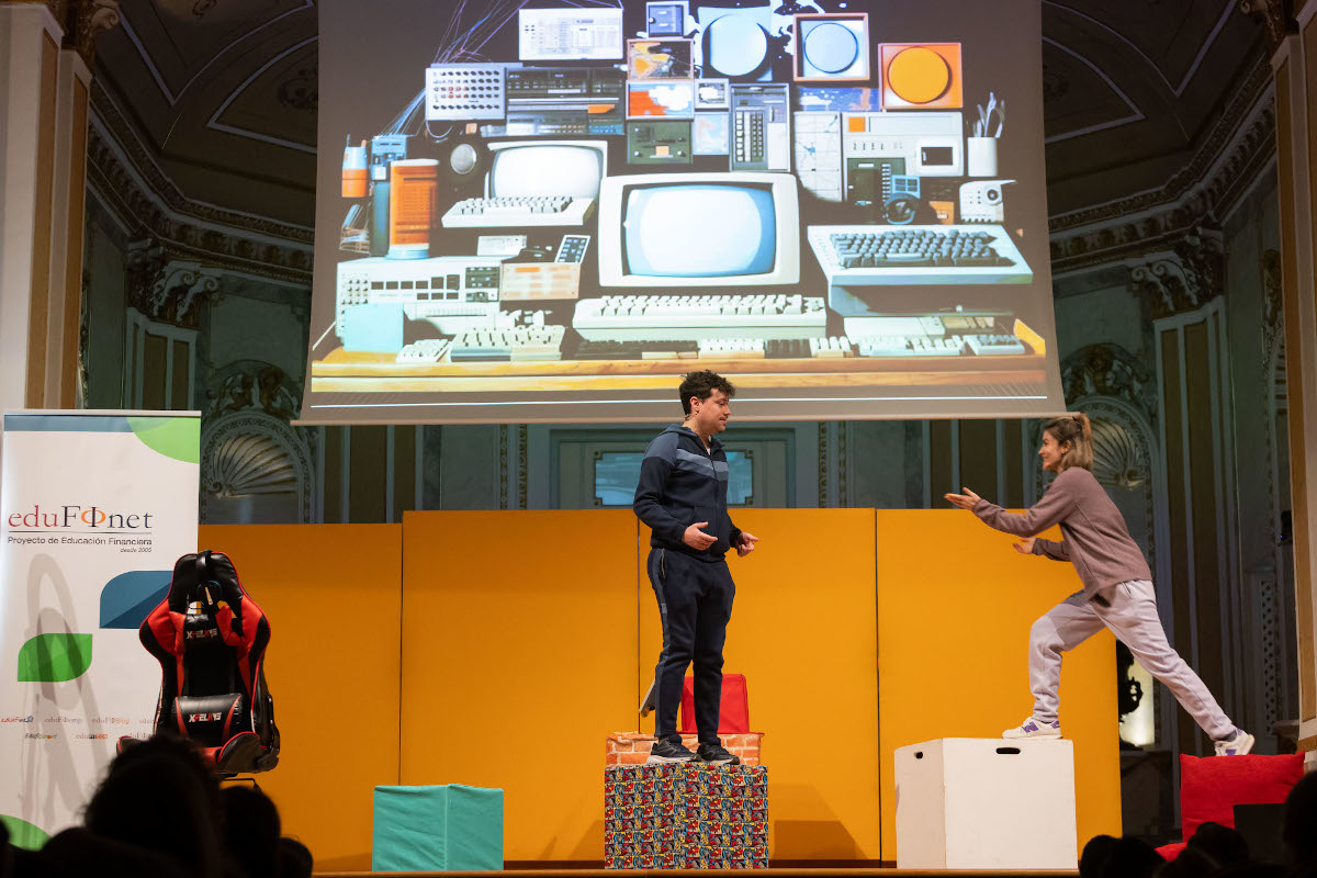 Edufinet enseña a más de 1.200 niños de primaria las claves de la educación financiera y la ciberseguridad a través del teatro