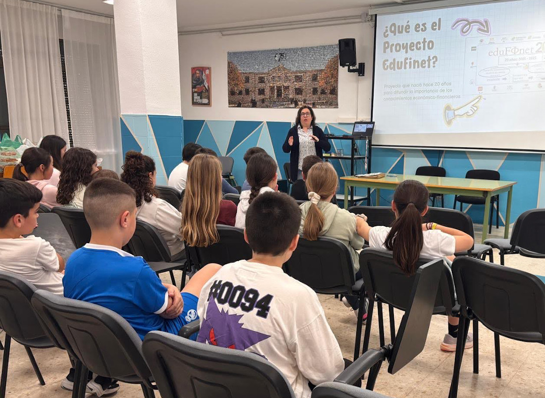 Las sesiones formativas de Edufinet superan en el curso 2025-2026 los 30.000 beneficiarios y su alcance digital se consolida con 220.000 seguidores