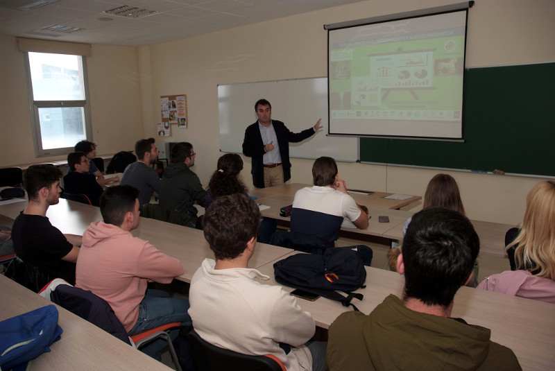 el-proyecto-edufinet-de-unicaja-acerca-a-estudiantes-de-la-uja