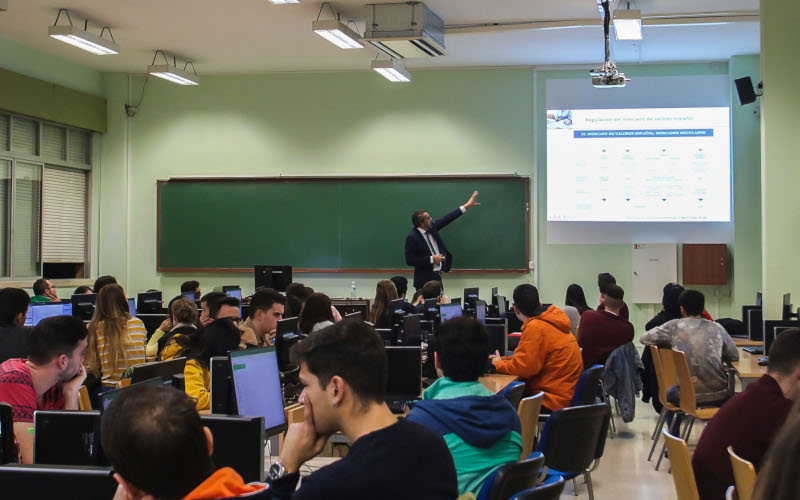 el-proyecto-edufinet-de-unicaja-y-la-universidad-de-malaga-explican-a-los-estudiantes-como-invertir-en-bolsa