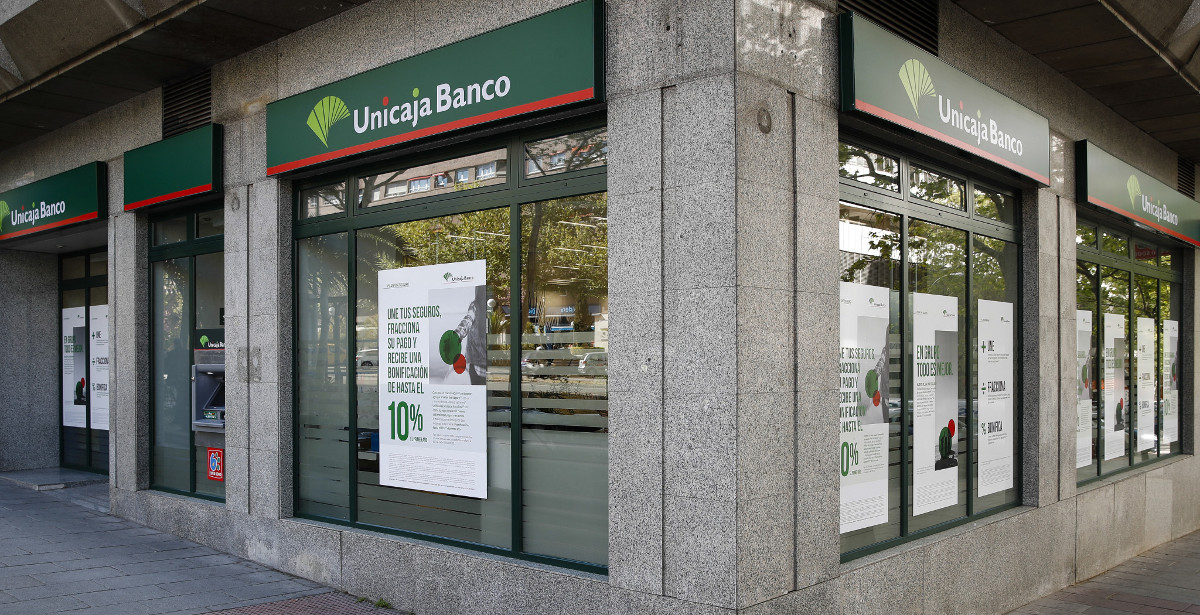 Unicaja brings forward again the payment of pensions and unemployment benefits