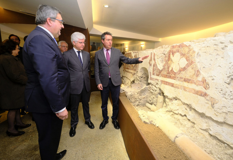 hiniesta-sevilla-inaugura-espacio-restos-arqueologicos-encontrados-casa-hermandad