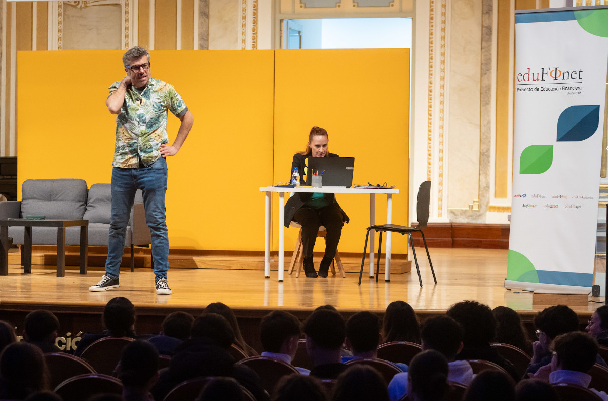 Edufinet acerca la educación financiera a casi 1.200 jóvenes de Secundaria y Bachillerato a través de la obra de teatro ‘Hacerse mayor’