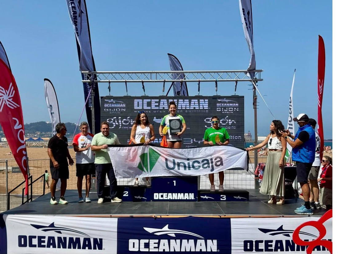 Gijón se estrena con éxito como sede del Oceanman 2026, con cerca de 700 nadadores de todo el mundo