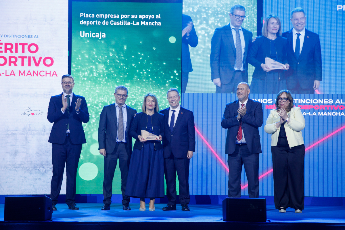 Placa al Mérito Deportivo a Unicaja por su apoyo al deporte de Castilla-La Mancha