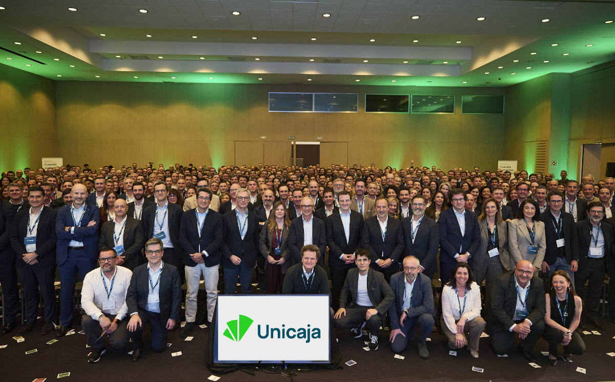 500 empleados de la red comercial de Unicaja se reúnen en Sevilla para analizar los avances del Plan Estratégico