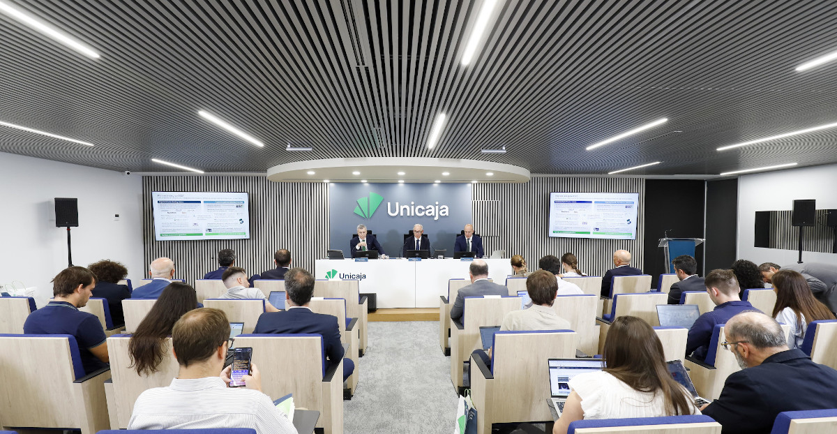 La entidad gana 338 millones en el primer semestre, un 15% más, y anuncia un dividendo a cuenta de 169 millones, un 10% superior al de 2024