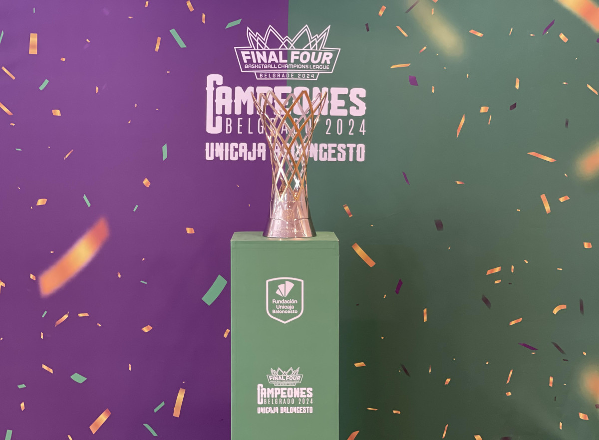 El trofeo de la BCL visita la sede central de Unicaja