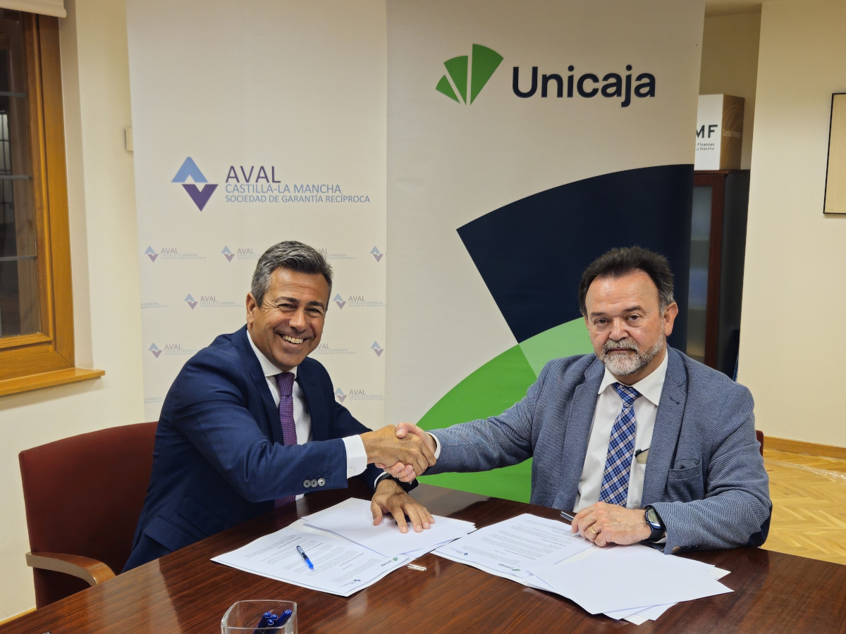 Unicaja y Aval Castilla-La Mancha han formalizado un convenio de colaboración en favor de las pymes y autónomos de la región 