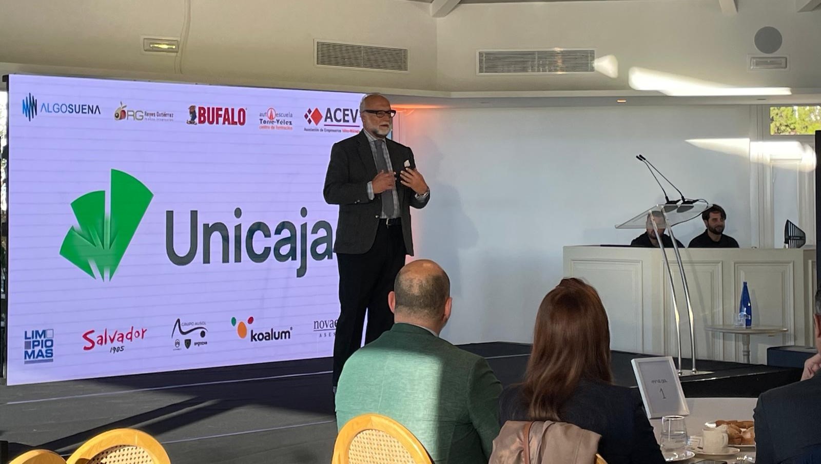 Celebrado un desayuno empresarial de ACEV sobre el panorama económico y estrategias para la competitividad, con el patrocinio de Unicaja