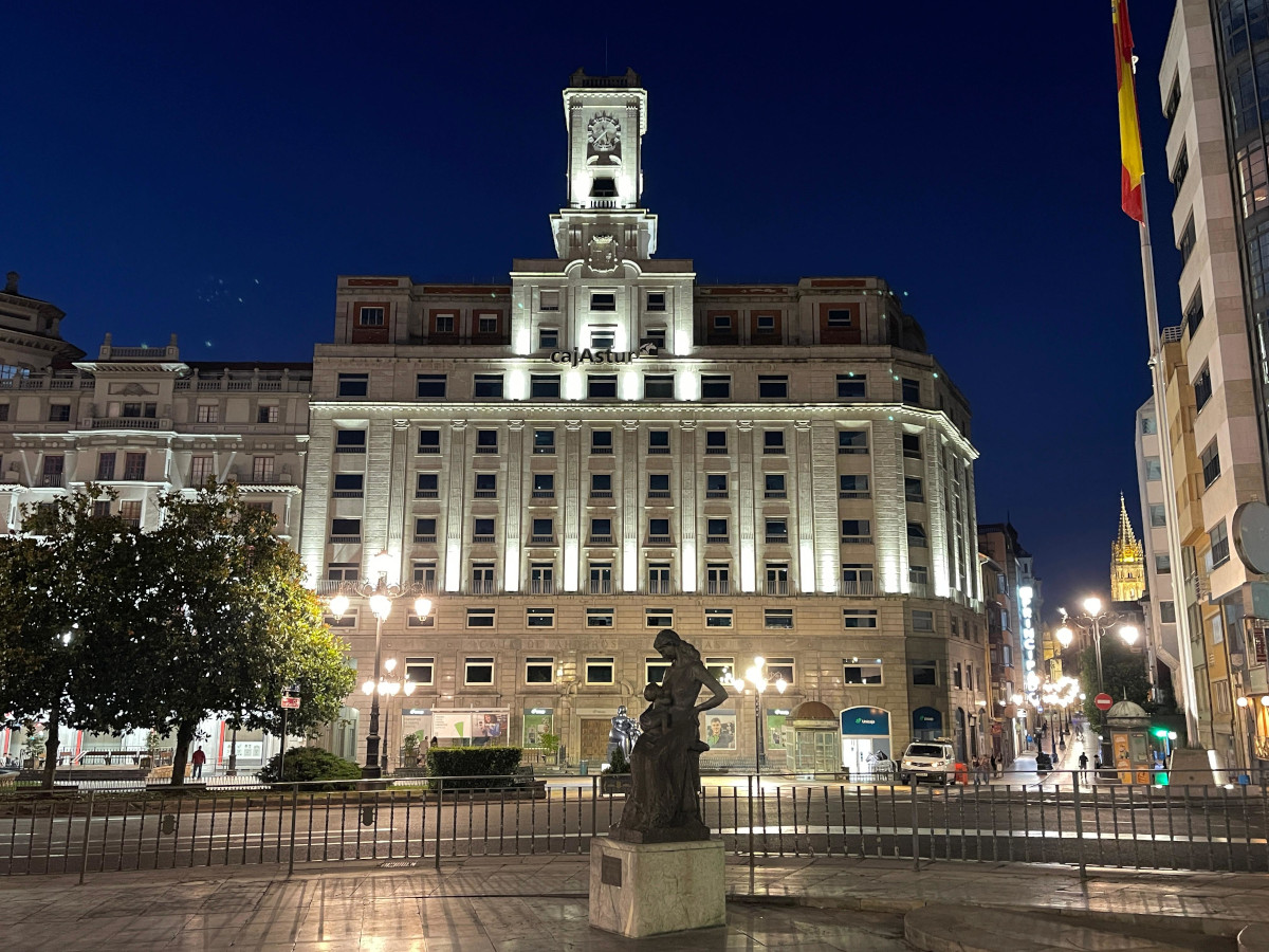 Renovación de la iluminación de la sede de Unicaja en el centro de Oviedo, con tecnología eficiente y adaptable 