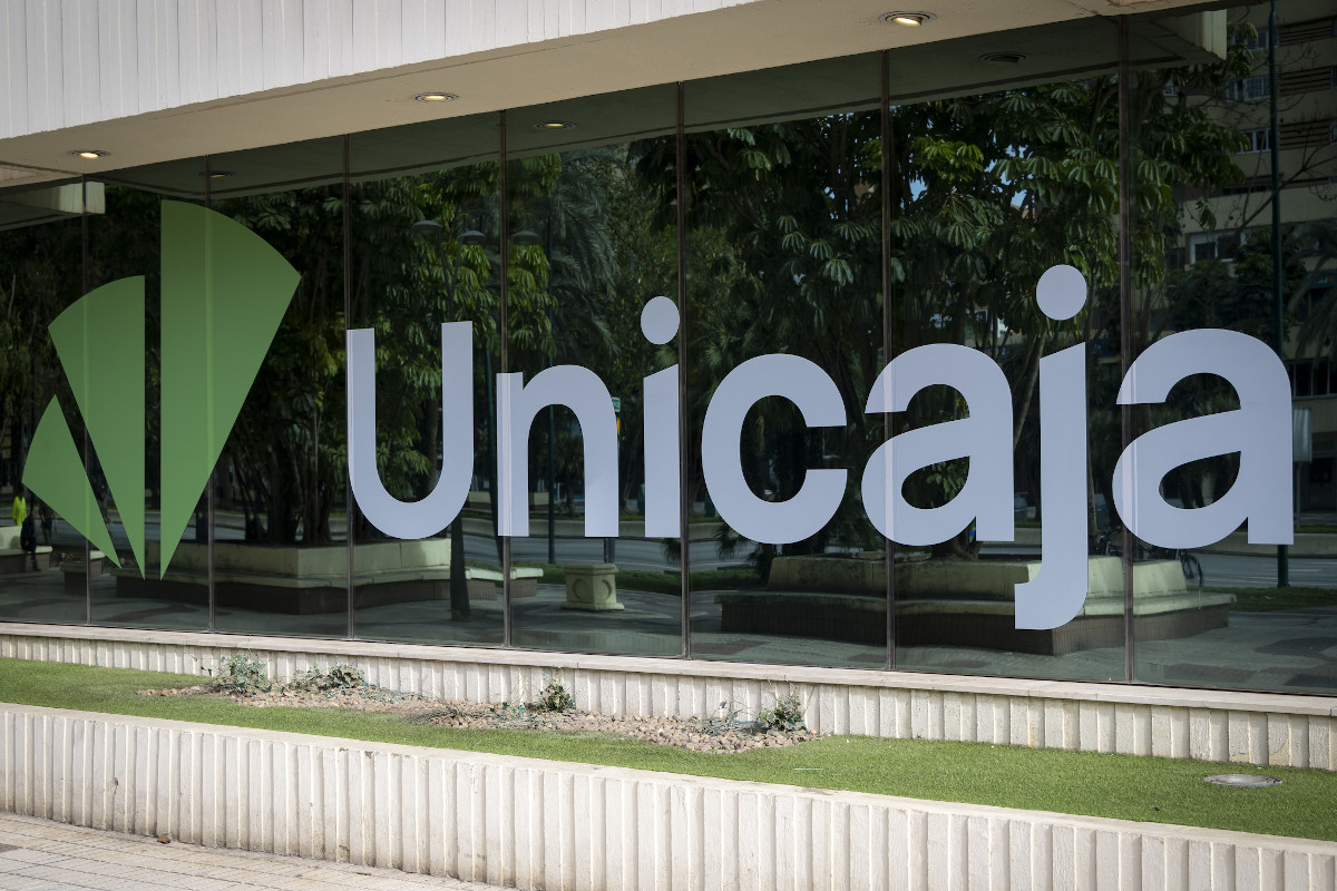 unicaja-sede-avenida-andalucia-fachada