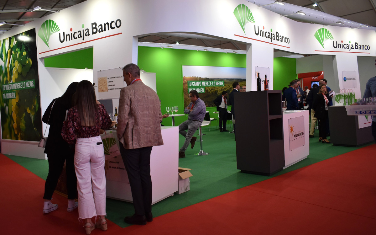 Unicaja Banco promotes at Fenavin the wine sector as an economic driver of Castilla-La Mancha