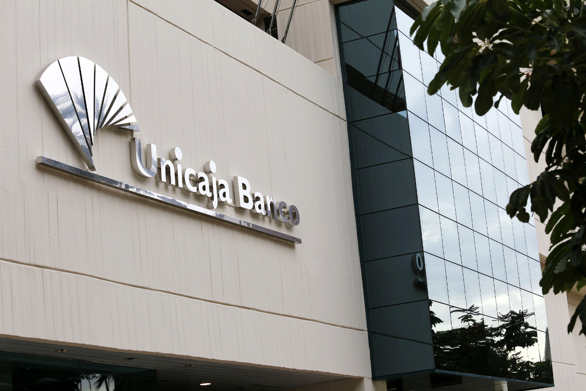 Unicaja Banco ganó 267 millones de euros en 2023, con un aumento del 40% de su resultado básico